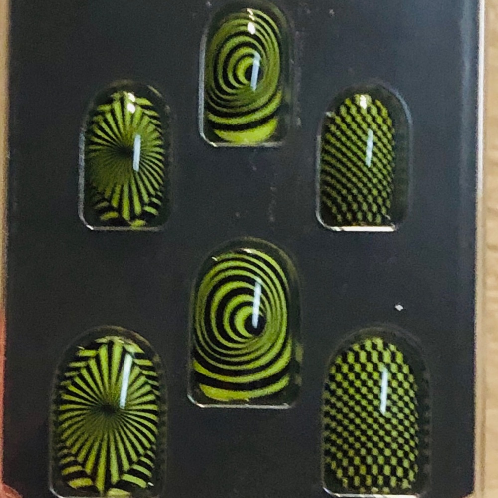 New Sinful Colors Claws Psychedelic Potion Nails